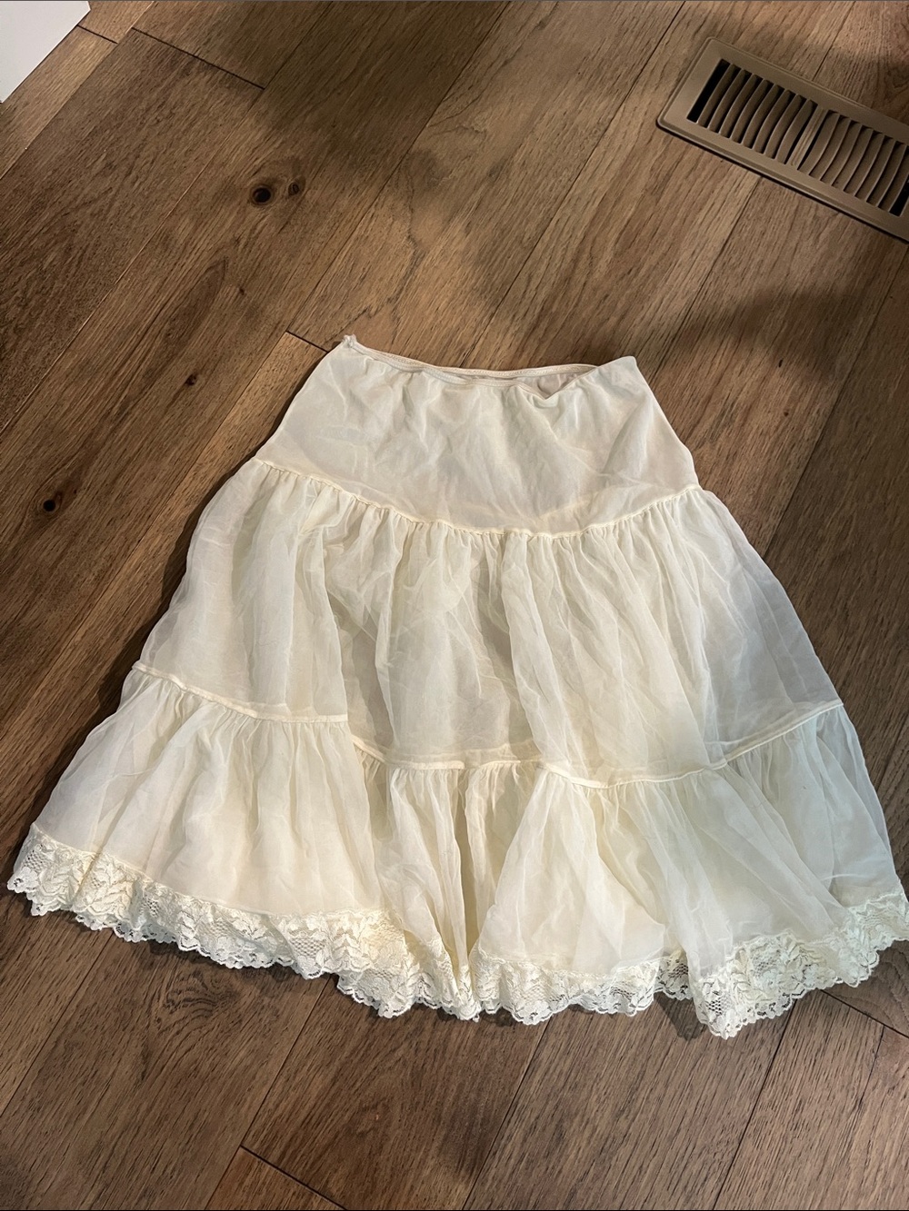 Francine lingerie vintage Tiered Lace-Trim Cream petticoat Skirt size medium